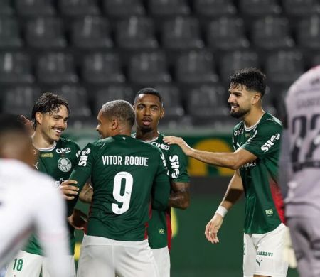 Palmeiras goleia o Vitória pelo Brasileiro e alivia pressão antes de clássico
