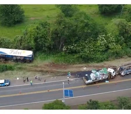 Batida entre caminhões termina com morte na BR-158