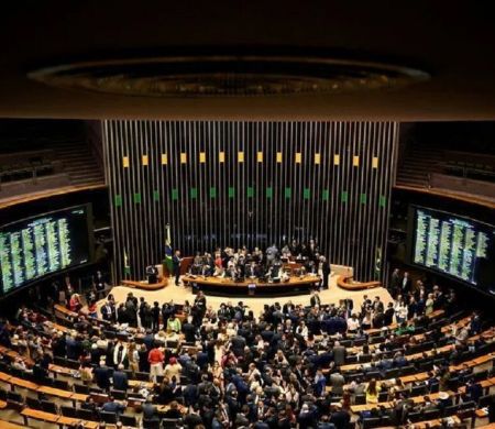 Deputados tentaram contemplar com penduricalhos 580 servidores