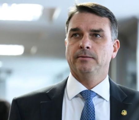 Flávio Bolsonaro derrotaria Lula em 2º turno, diz pesquisa&nbsp;