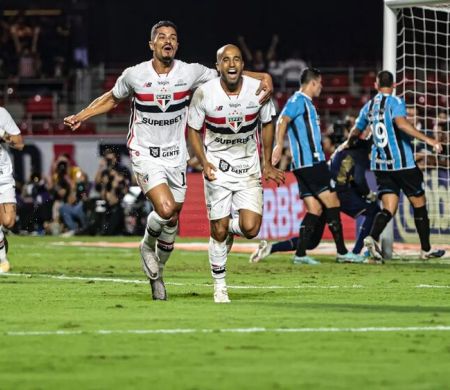 São Paulo vence o Grêmio e dorme na liderança do Brasileiro