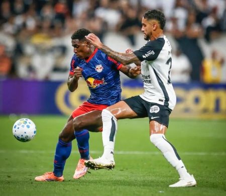 Corinthians bate Bragantino e vence a primeira no Campeonato Brasileiro