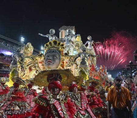Carro alegórico da União de Maricá pega fogo na Sapucaí e deixa quatro feridos