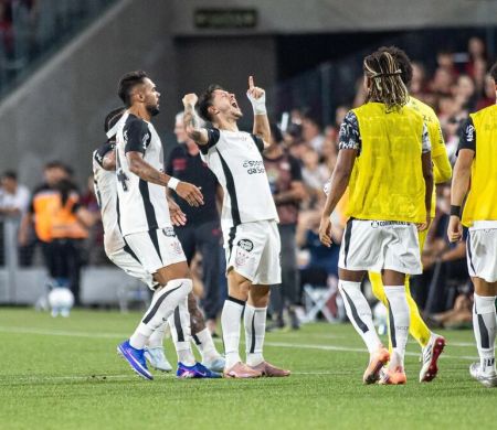 Corinthians bate Athletico-PR e entra no G5 do Brasileiro