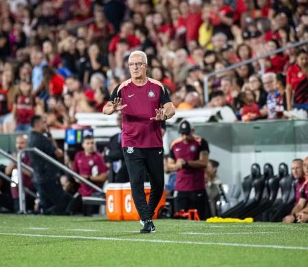 Dorival Júnior pede menor número de estrangeiros no Brasil