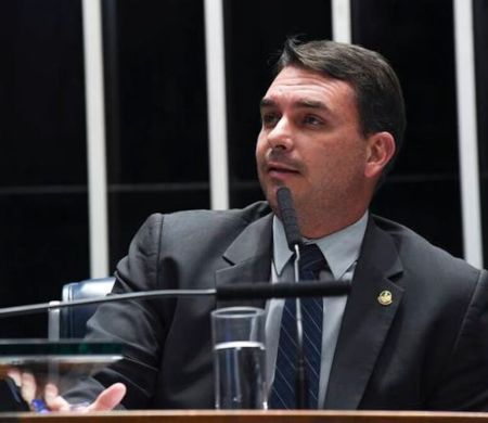 Flávio Bolsonaro passa por duas cirurgias em Brasília