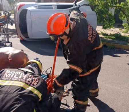 Carro tomba no Centro de Corumbá e motorista fica preso às ferragens