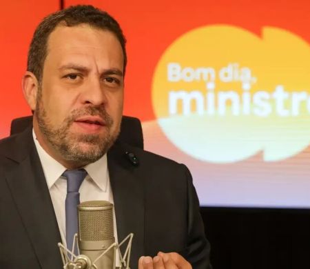 Governo pode acelerar projeto da escala 6x1, diz Boulos&nbsp;
