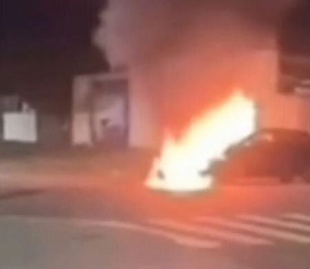 Acidente entre carro e moto acaba em incêndio na cidade de Dourados