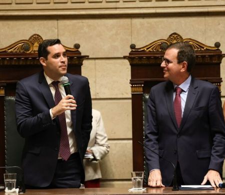 Novo prefeito assume o comando do Rio após renúncia de Paes