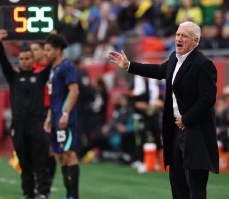 Deschamps critica parada para hidratação: Quebra o ritmo'
