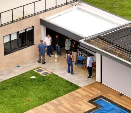 Após alta do hospital, Bolsonaro cumpre prisão domiciliar em casa