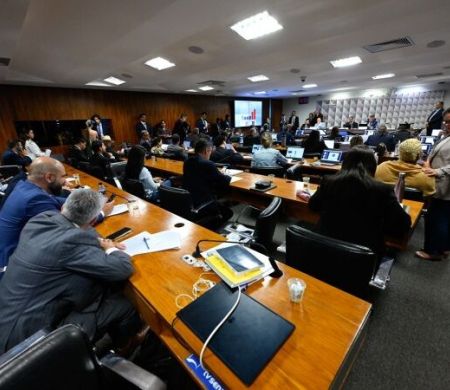 Com investida do governo, CPMI do INSS rejeita relatório que indiciava Lulinha