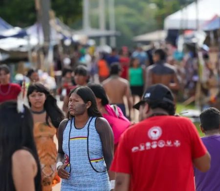 Indígenas ocupam Brasília em ato que deve reunir mais de 7 mil participantes