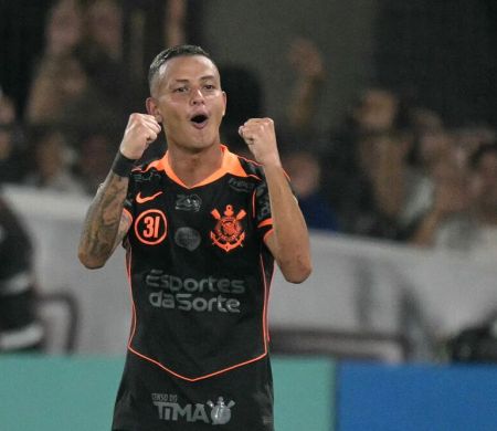 Com Diniz, Corinthians bate Platense na estreia pela Libertadores