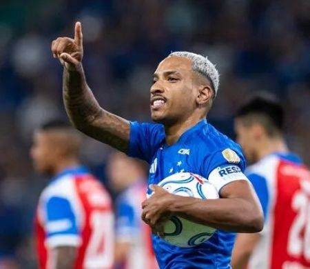 Cruzeiro leva gol no fim e perde para a Católica no Mineirão