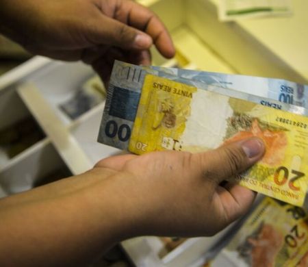 Governo federal eleva previsão de salário mínimo para R$ 1.741 em 2027