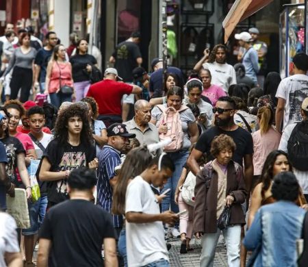 População no Brasil cresce em ritmo menor e está envelhecendo