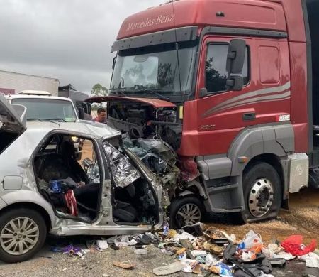 Acidente entre carro e carreta em MG mata seis pessoas da mesma família