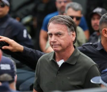 Defesa de Bolsonaro pede autorização para cirurgia no ombro do ex-presidente
