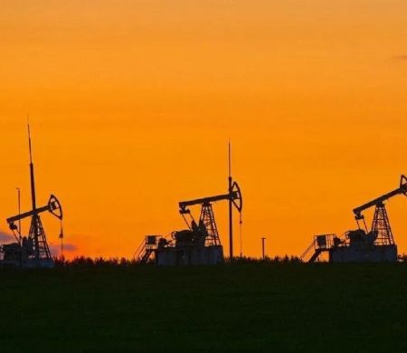 Petróleo chega aos US$ 100 após ataques a navios em Ormuz&nbsp;