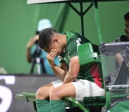 Vitor Roque tem cirurgia confirmada e só deve voltar após a Copa&nbsp;
