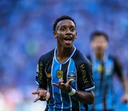 Com três gols anulados em casa, Grêmio bate o Coritiba por 1 x 0