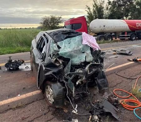 Carro vira destroços e jovem de 24 anos morre em acidente brutal na BR-376