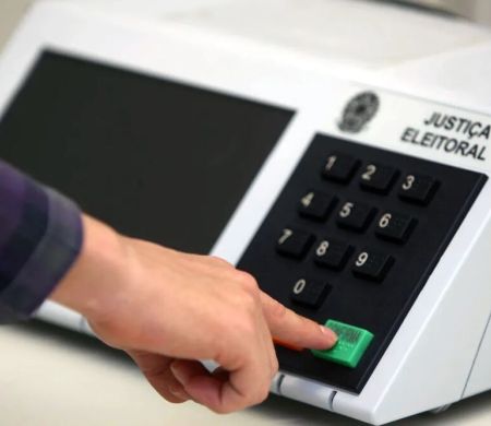 Brasileiros podem votar no exterior, mas devem regularizar título até amanhã