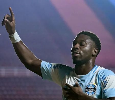 Grêmio vence bem fora de casa e lidera grupo na Sul-Americana