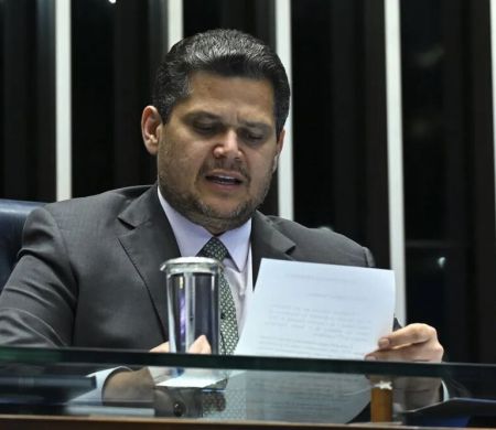 PEC do fim da escala 6x1 avança no Senado em meio a embate sobre&nbsp; 2º turno