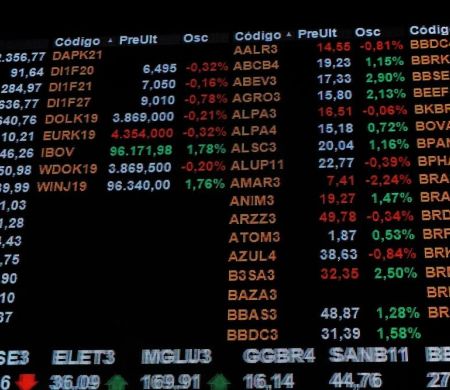 Na abertura, Bolsa recua com balanços e guerra; dólar cai abaixo de R$ 4,90