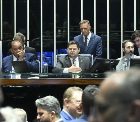 Alcolumbre promulga lei que beneficia condenados por perseguição política