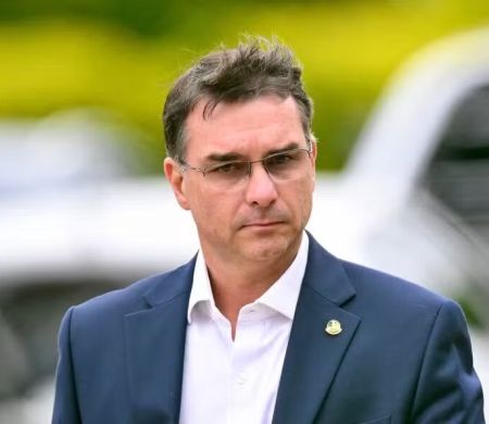 Flávio Bolsonaro critica decisão de Moraes de suspender Lei da Dosimetria&nbsp;