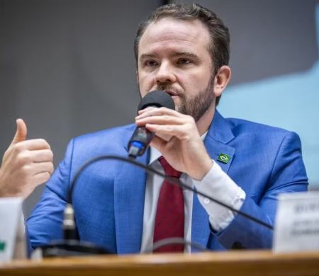 Arrecadação da taxa das blusinhas sobe 25% e governo avalia fim