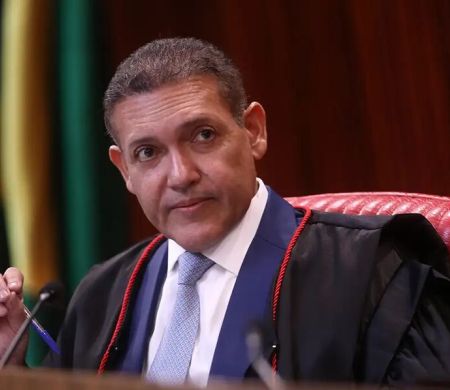 Nunes Marques toma posse na presidência do TSE e vai comandar eleições