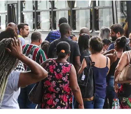 Desemprego de longa duração recua 21,7% e bate menor índice, diz IBGE