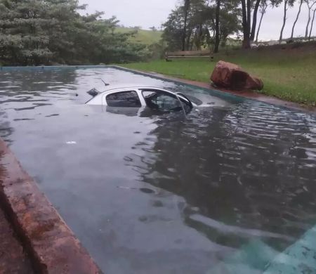 Carro em fuga cai em piscina durante perseguição e mulher morre após resgate na fronteira