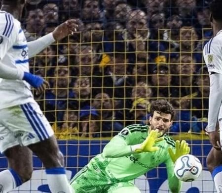 Com um a menos, Cruzeiro arranca empate contra o Boca Boca Juniors&nbsp;
