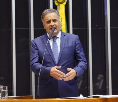 Nos bastidores, Aécio já admite articulação para ser lançado ao Planalto