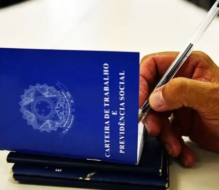 Base do governo propõe corte de 2 horas já para este ano da escala 6x1