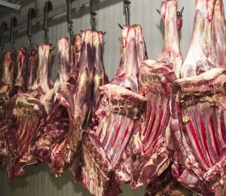 China suspende importação de três frigoríficos brasileiros por irregularidades