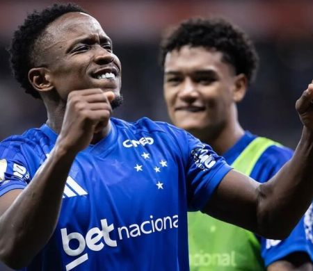 Cruzeiro segura pressão no fim, vence Chapecoense e respira no Brasileirão