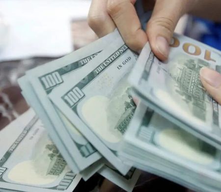 Dólar vai a R$ 5,06, bolsa cai com IPCA-15 e recuo do petróleo