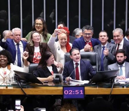 Câmara aprova, em dois turnos, PEC pelo fim da escala 6x1