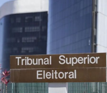 Cláudio Castro segue inelegível após decisão do Tribunal Superior Eleitoral