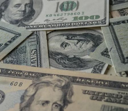 Otimismo global impulsiona Ibovespa, enquanto dólar fecha em queda