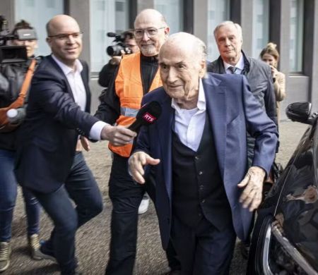 Caso de árbitro barrado nos EUA gera críticas de Blatter à Fifa