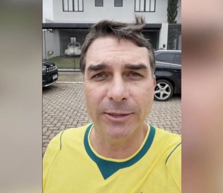 Flávio visita Bolsonaro e lamenta não poder assistir jogo do Brasil com pai