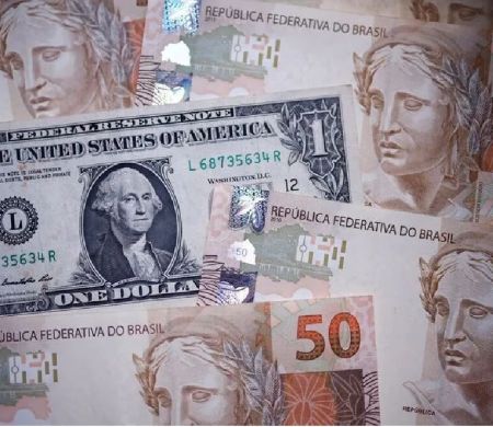 Dólar abre estável à espera de decisão de juros na superquarta